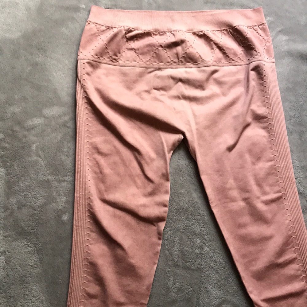 Fabletics Dusty Rose Pink Yogi Capris NWOT